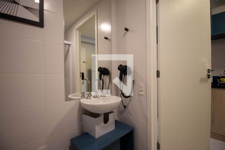 Banheiro Social de apartamento para alugar com 1 quarto, 26m² em Jardim das Acacias, São Paulo