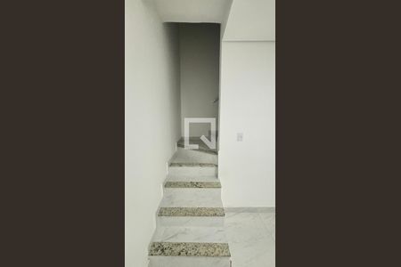 Escada de apartamento à venda com 2 quartos, 112m² em Jardim do Estádio, Santo André