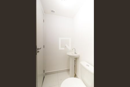 Banheiro de apartamento para alugar com 2 quartos, 32m² em Vila Carmosina, São Paulo