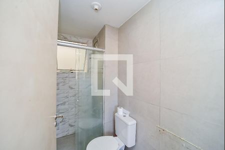 Banheiro de apartamento para alugar com 2 quartos, 40m² em Mário Quintana, Porto Alegre