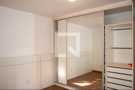 Quarto 2 de casa à venda com 4 quartos, 495m² em Jardim Isabel, Porto Alegre