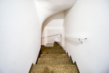 Escada da garagem de casa para alugar com 4 quartos, 450m² em Vila Carrão, São Paulo