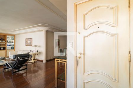 Entrada de apartamento à venda com 3 quartos, 137m² em Itaim Bibi, São Paulo