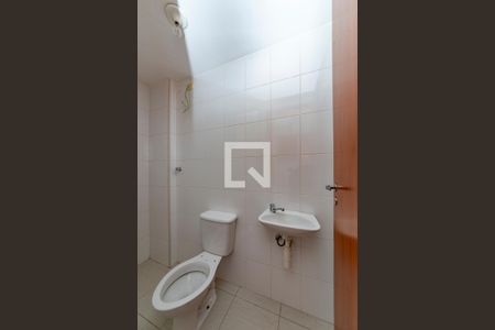 Banheiro de Serviço de apartamento para alugar com 3 quartos, 110m² em Buritis, Belo Horizonte