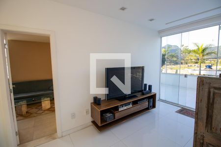 Sala de casa de condomínio à venda com 3 quartos, 350m² em Vargem Pequena, Rio de Janeiro