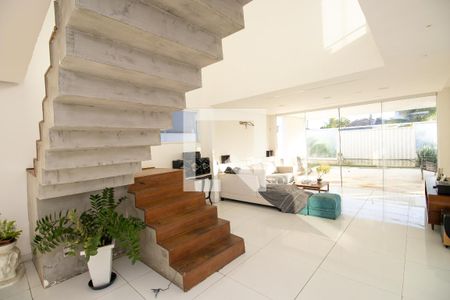 Sala de casa de condomínio à venda com 3 quartos, 350m² em Vargem Pequena, Rio de Janeiro