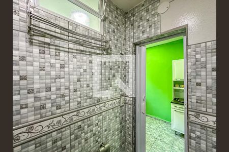 Banheiro de kitnet/studio para alugar com 1 quarto, 24m² em Santa Teresa, Rio de Janeiro