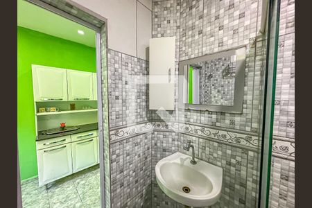 Banheiro de kitnet/studio para alugar com 1 quarto, 24m² em Santa Teresa, Rio de Janeiro