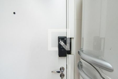 Fechadura eletrônica de apartamento para alugar com 2 quartos, 33m² em Cambuci, São Paulo