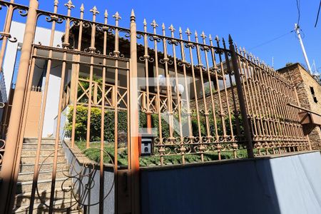 Fachada de casa à venda com 4 quartos, 400m² em Sagrada Família, Belo Horizonte