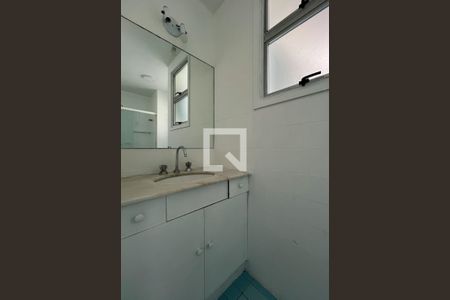 Banheiro social de apartamento para alugar com 2 quartos, 68m² em Ipanema, Rio de Janeiro
