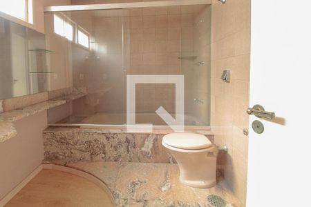 Banheiro da Suíte de casa para alugar com 4 quartos, 240m² em Bela Vista, Porto Alegre
