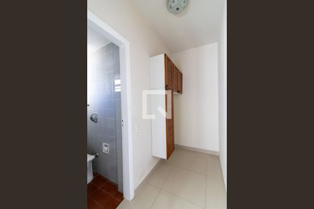 Banheiro de Serviço de apartamento à venda com 3 quartos, 77m² em Centro, Campinas