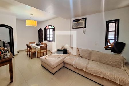 Sala de casa à venda com 2 quartos, 396m² em Piratininga, Niterói