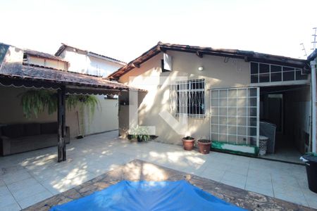Piscina de casa à venda com 3 quartos, 140m² em Rio Branco, Belo Horizonte