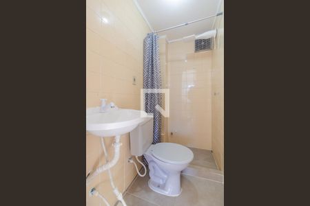 Banheiro de kitnet/studio para alugar com 1 quarto, 35m² em Azenha, Porto Alegre