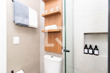 Banheiro Social de kitnet/studio para alugar com 1 quarto, 21m² em Água Verde, Curitiba