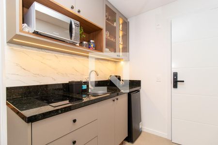 Cozinha de kitnet/studio para alugar com 1 quarto, 21m² em Água Verde, Curitiba