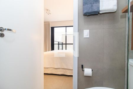 Banheiro Social de kitnet/studio para alugar com 1 quarto, 21m² em Água Verde, Curitiba