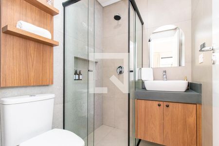 Banheiro Social de kitnet/studio para alugar com 1 quarto, 21m² em Água Verde, Curitiba