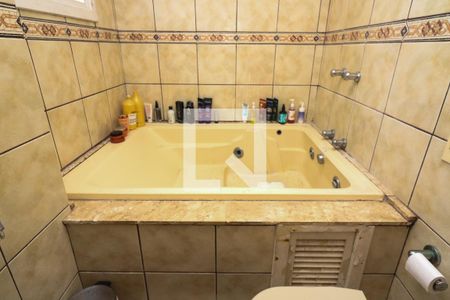 Banheiro da Suíte de casa de condomínio à venda com 3 quartos, 238m² em Ipanema, Porto Alegre