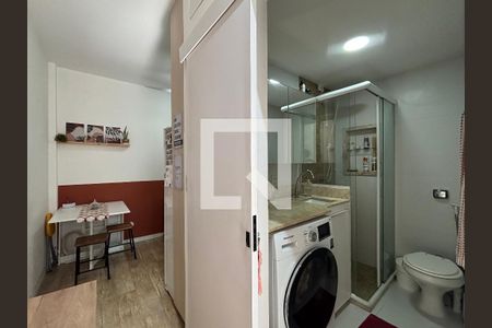 Banheiro social - corredor de acesso de apartamento à venda com 1 quarto, 23m² em Botafogo, Rio de Janeiro