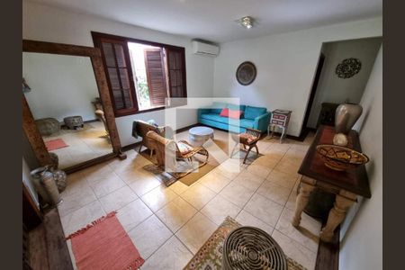 Casa à venda com 4 quartos, 211m² em Badu, Niterói