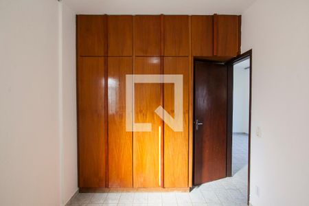 Quarto 1 de apartamento para alugar com 2 quartos, 56m² em Segismundo Pereira, Uberlândia