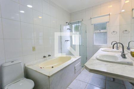 Banheiro da Suíte 4 de casa de condomínio à venda com 4 quartos, 569m² em Vila Sonia, São Paulo