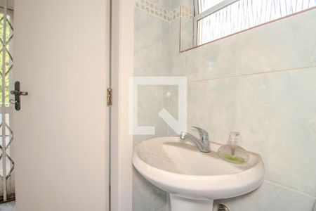 Banheiro de Serviço de casa à venda com 2 quartos, 173m² em Vila Ipiranga, Porto Alegre