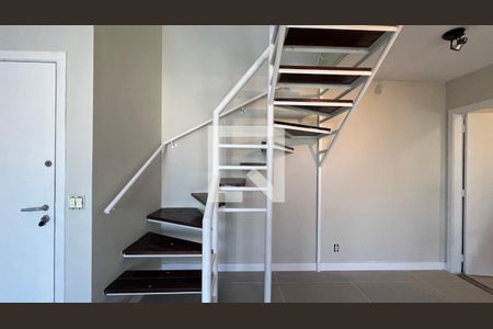 Escada de apartamento para alugar com 2 quartos, 76m² em Pinheiros, São Paulo