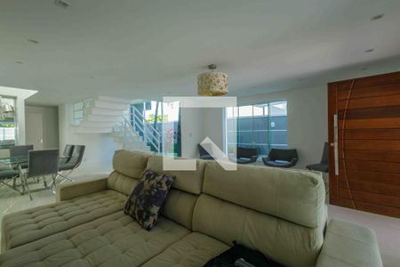 Sala de casa de condomínio para alugar com 6 quartos, 370m² em Recreio dos Bandeirantes, Rio de Janeiro
