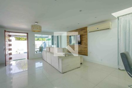 Sala de casa de condomínio para alugar com 6 quartos, 370m² em Recreio dos Bandeirantes, Rio de Janeiro