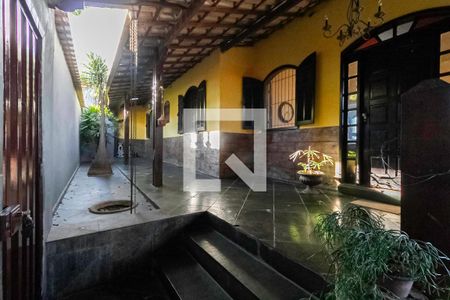 Fachada de casa à venda com 5 quartos, 430m² em Planalto, Belo Horizonte