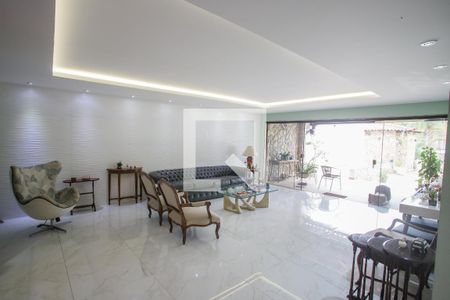 Sala de Estar de casa de condomínio à venda com 6 quartos, 439m² em Jacarepaguá, Rio de Janeiro
