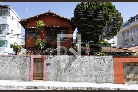 Fachada de casa à venda com 4 quartos, 340m² em Barroca, Belo Horizonte