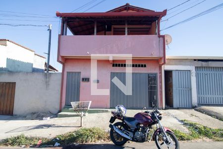 Fachada de casa à venda com 2 quartos, 180m² em Tropical, Contagem