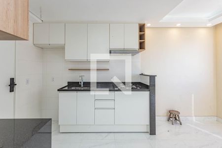 Sala e cozinha de apartamento para alugar com 2 quartos, 33m² em Parque Fongaro, São Paulo