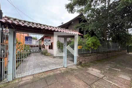 Fachada de casa à venda com 4 quartos, 400m² em Ipanema, Porto Alegre