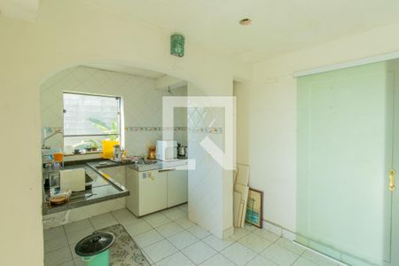 Cozinha andar inferior de casa de condomínio para alugar com 5 quartos, 900m² em Jardim Passargada I, Cotia