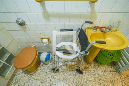 Banheiro de casa à venda com 3 quartos, 200m² em Itapoã, Belo Horizonte