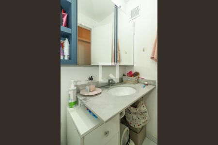 Banheiro Social de apartamento à venda com 3 quartos, 93m² em São Sebastião, Porto Alegre