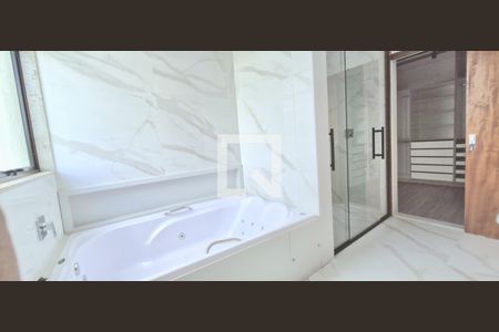 Banheiro suíte de casa de condomínio à venda com 4 quartos, 503m² em Alphaville Vespasiano, Vespasiano