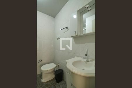 Banheiro de apartamento para alugar com 1 quarto, 35m² em Jardim Dona Leopoldina, Porto Alegre