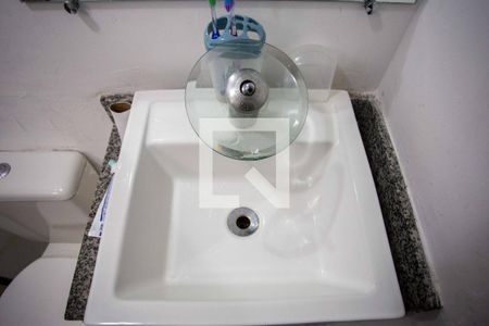 Banheiro de apartamento à venda com 2 quartos, 42m² em Canhema, Diadema
