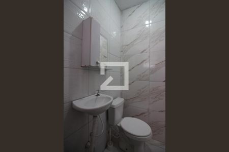 Banheiro Social de casa para alugar com 1 quarto, 40m² em Jardim Calux, São Bernardo do Campo