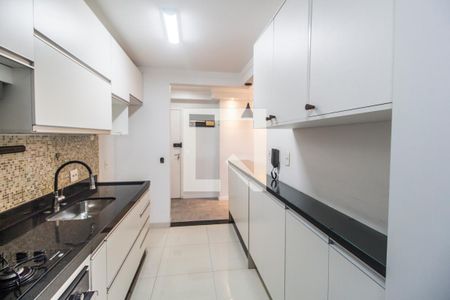 Cozinha de apartamento à venda com 2 quartos, 74m² em Empresarial 18 do Forte, Barueri