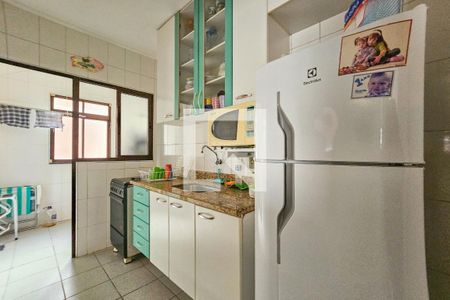 Cozinha de apartamento para alugar com 2 quartos, 70m² em Jardim Tejereba, Guarujá