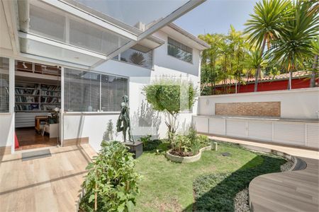 Casa à venda com 4 quartos, 400m² em Vila Cordeiro, São Paulo