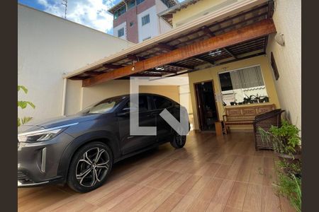Garagem de casa à venda com 3 quartos, 240m² em Cabral, Contagem